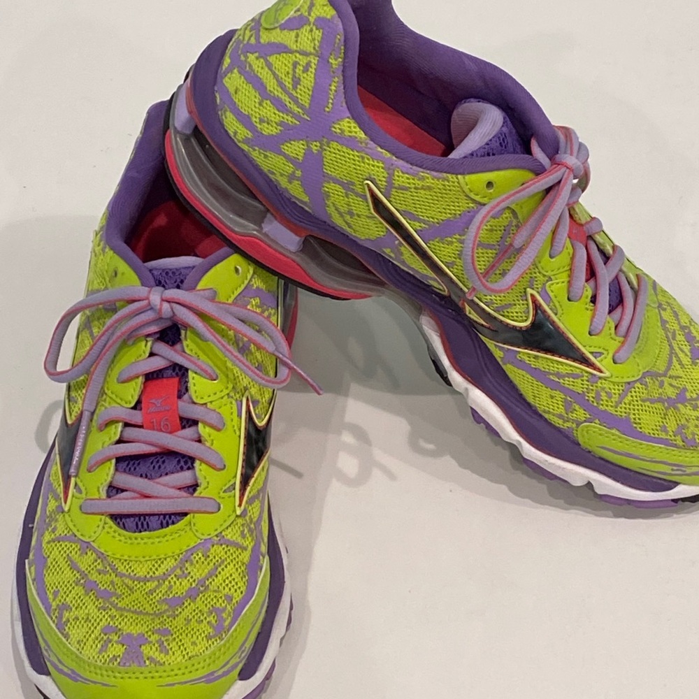 Mizuno Wave Creation 16